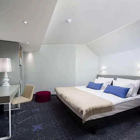 Lermitage Hotel *